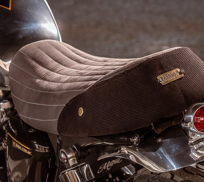 Triumph Bonneville T100 X Barbour “Black Streak“ : so english !